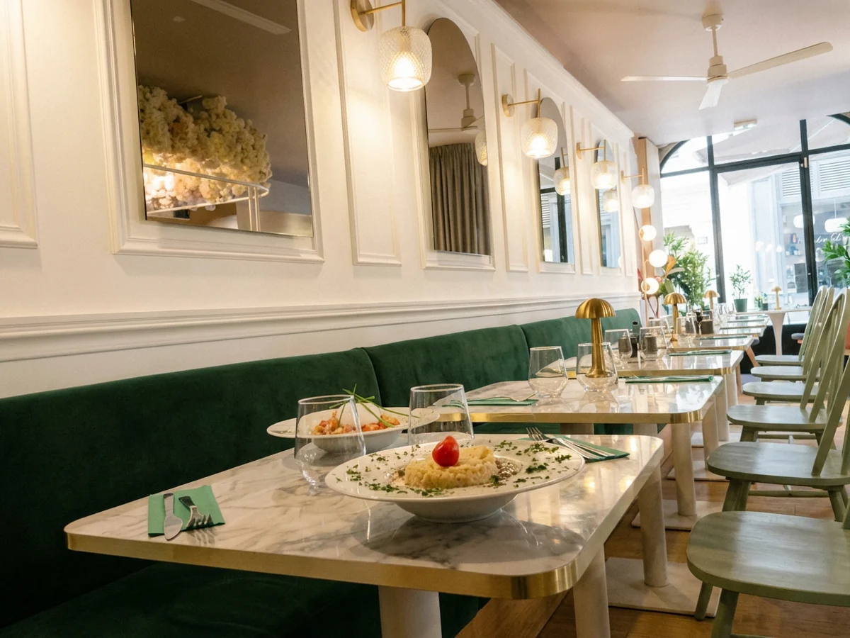 Salle à l'étage avec tables en marbre, chaises vertes et bar fleuri, restaurant Terra d'Italia Lyon 2